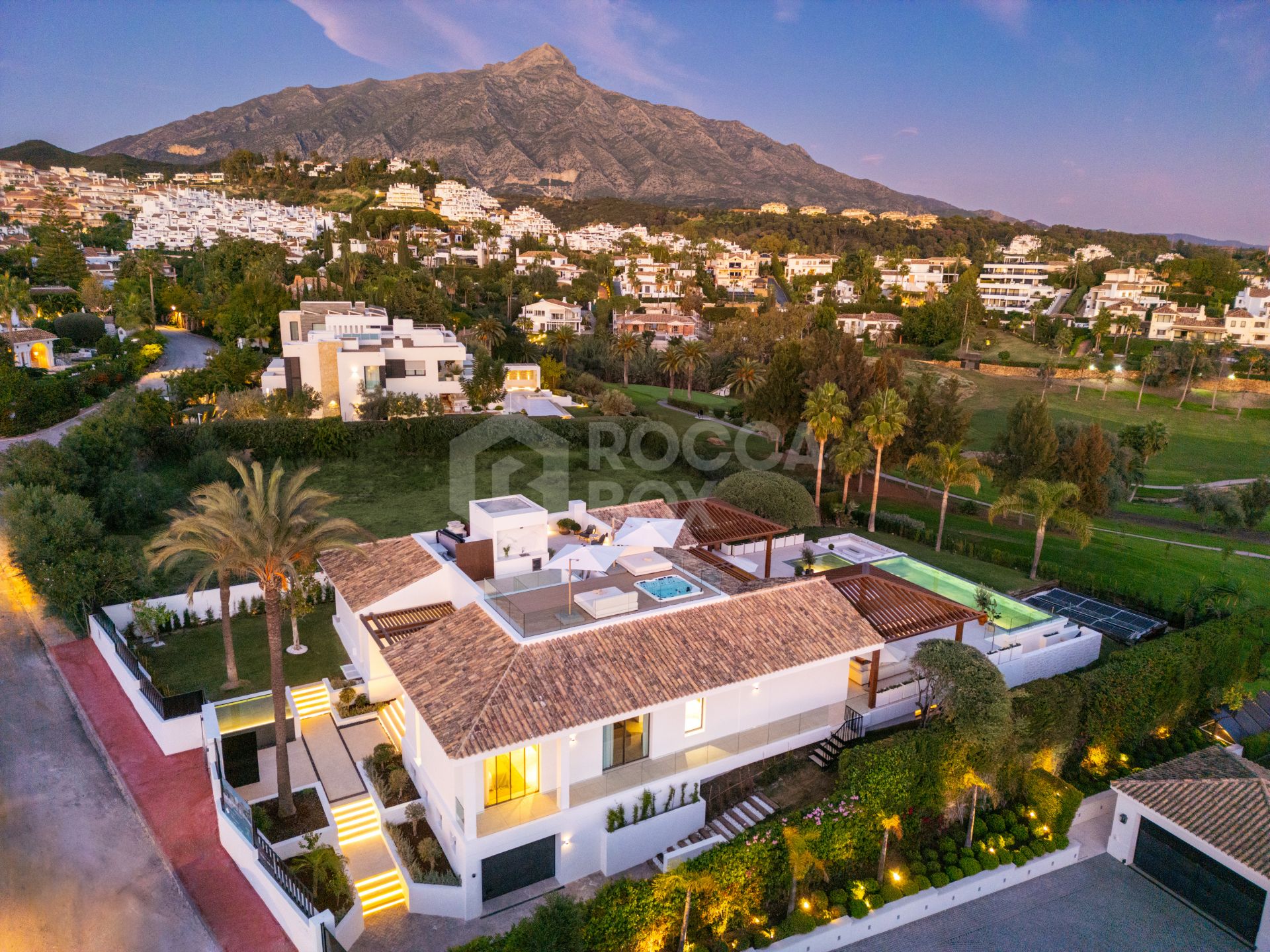 Exquisite Frontline Golf Villa with Breathtaking Views in Nueva Andalucía