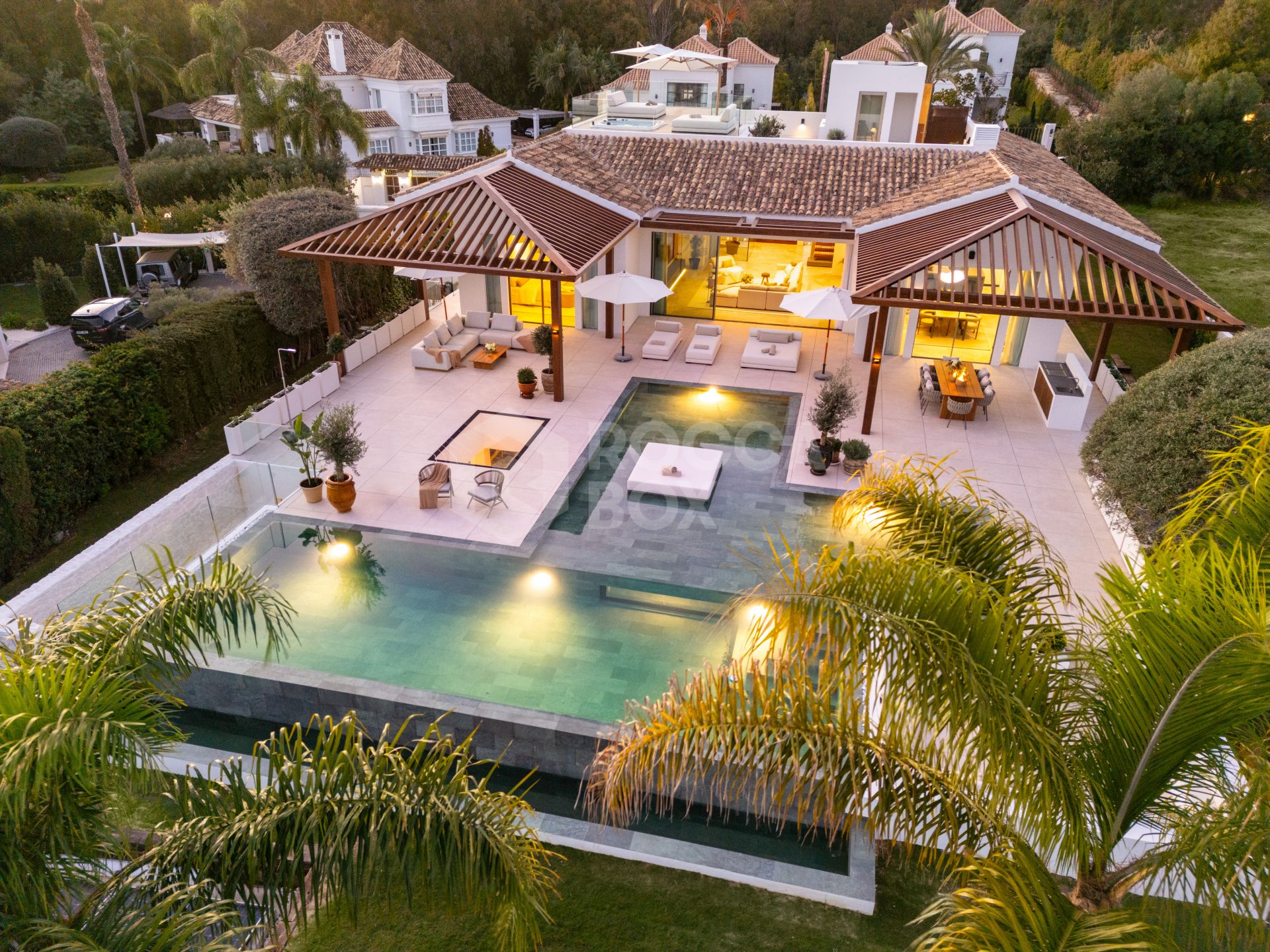 Exquisite Frontline Golf Villa with Breathtaking Views in Nueva Andalucía