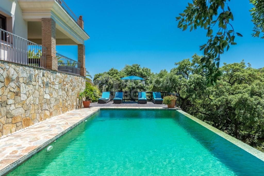 Villa with Infinity Pool, Stunning Views, and Peaceful Retreat