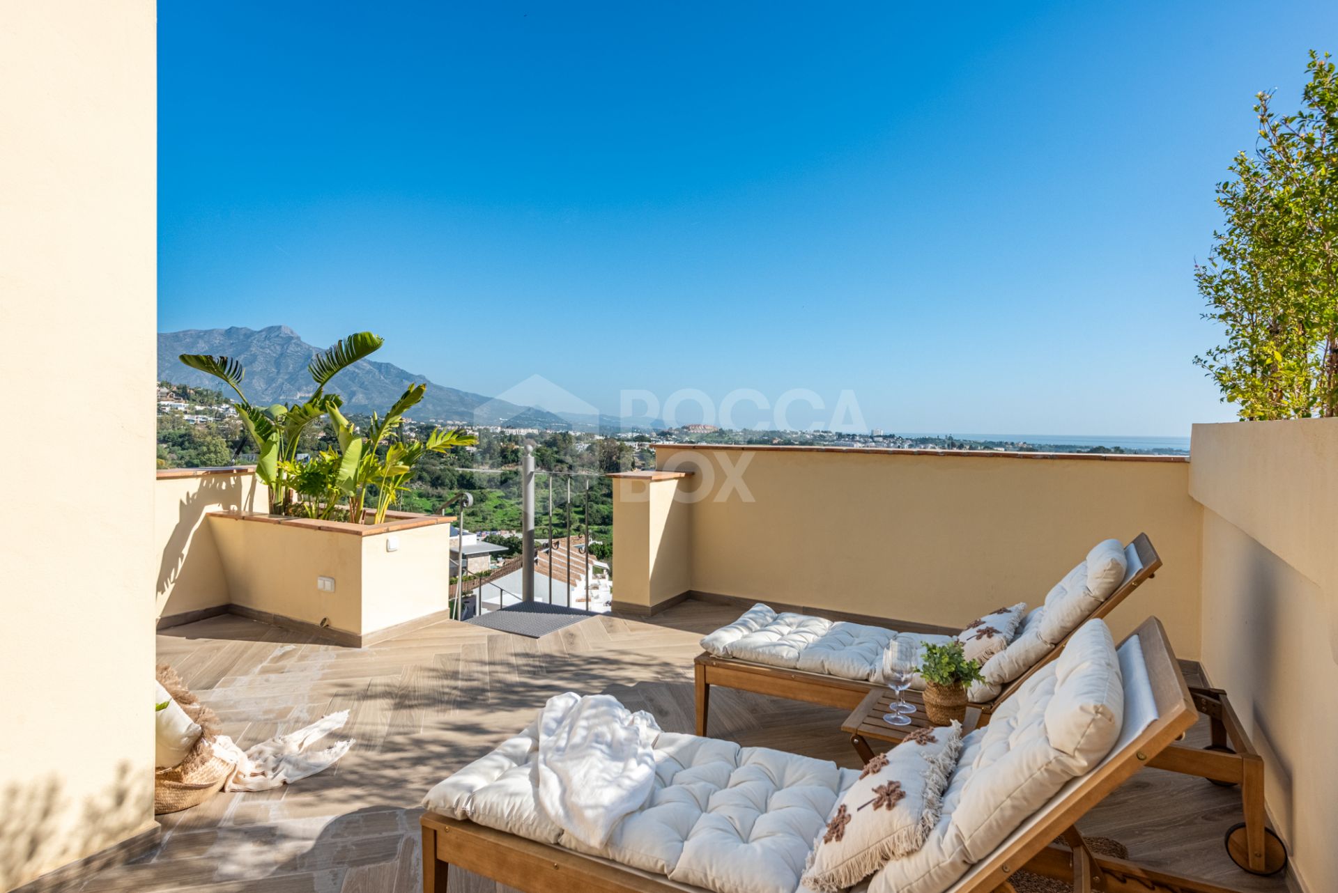 Exquisite Penthouse with Panoramic Views in Los Almendros, Benahavis