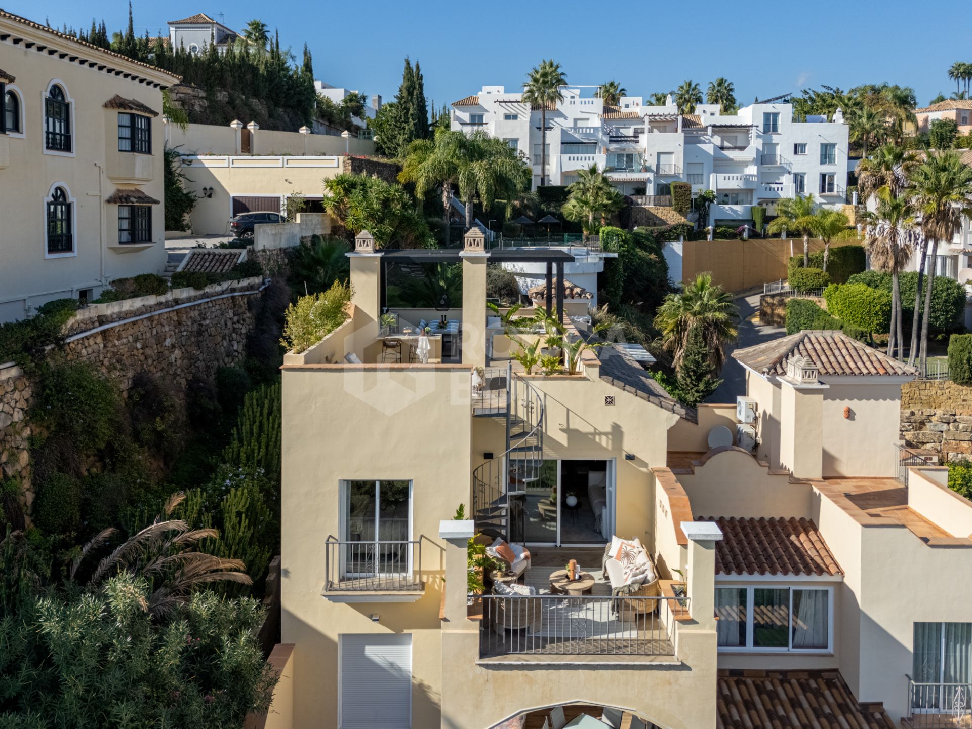 Exquisite Penthouse with Panoramic Views in Los Almendros, Benahavis