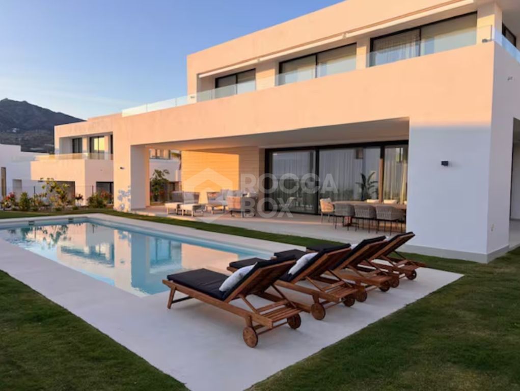 Luxurious 5-Bedroom Villa in Marbella East