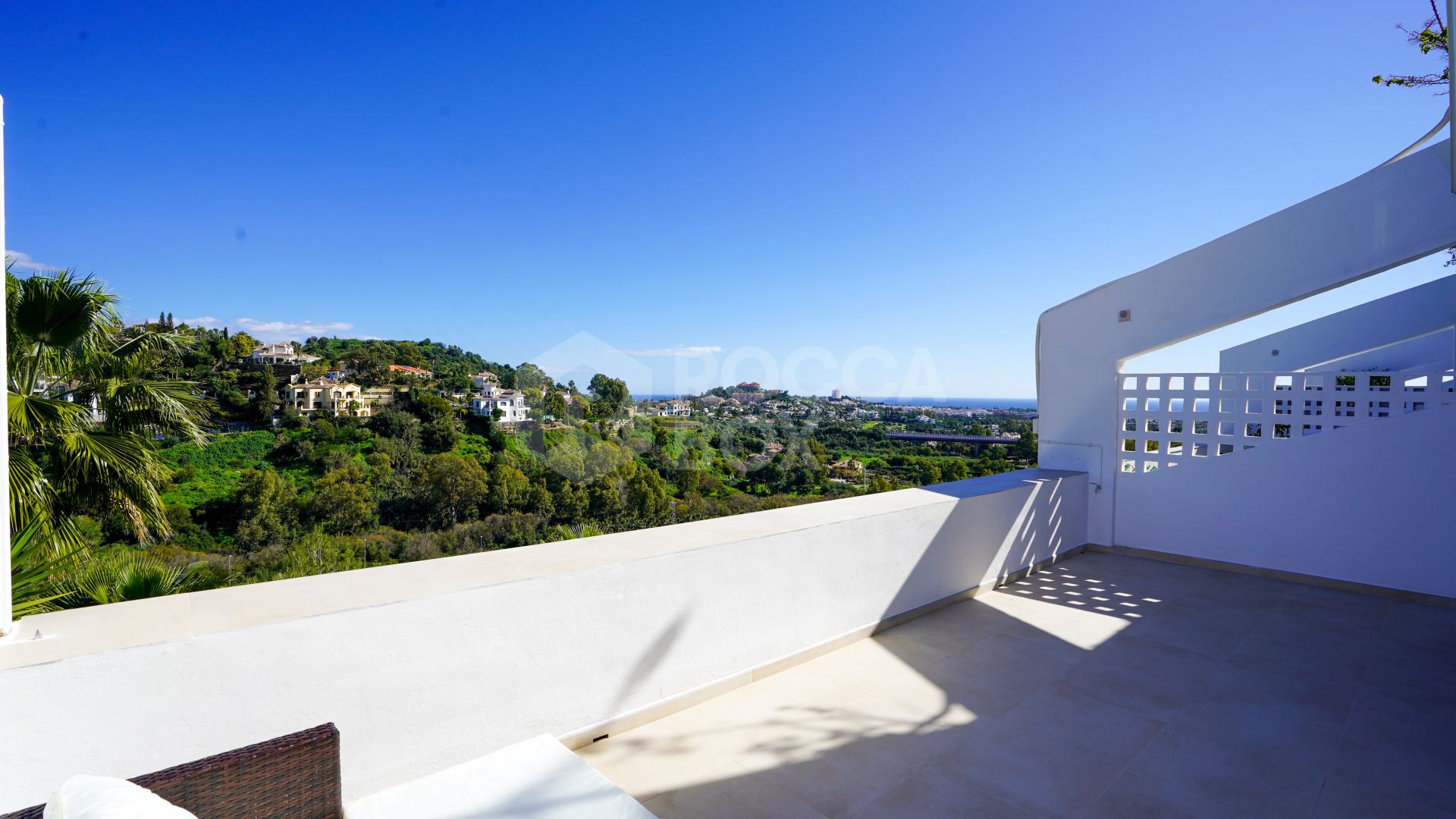 Luxury 2-Bedroom Apartment with Stunning Panoramic Views!