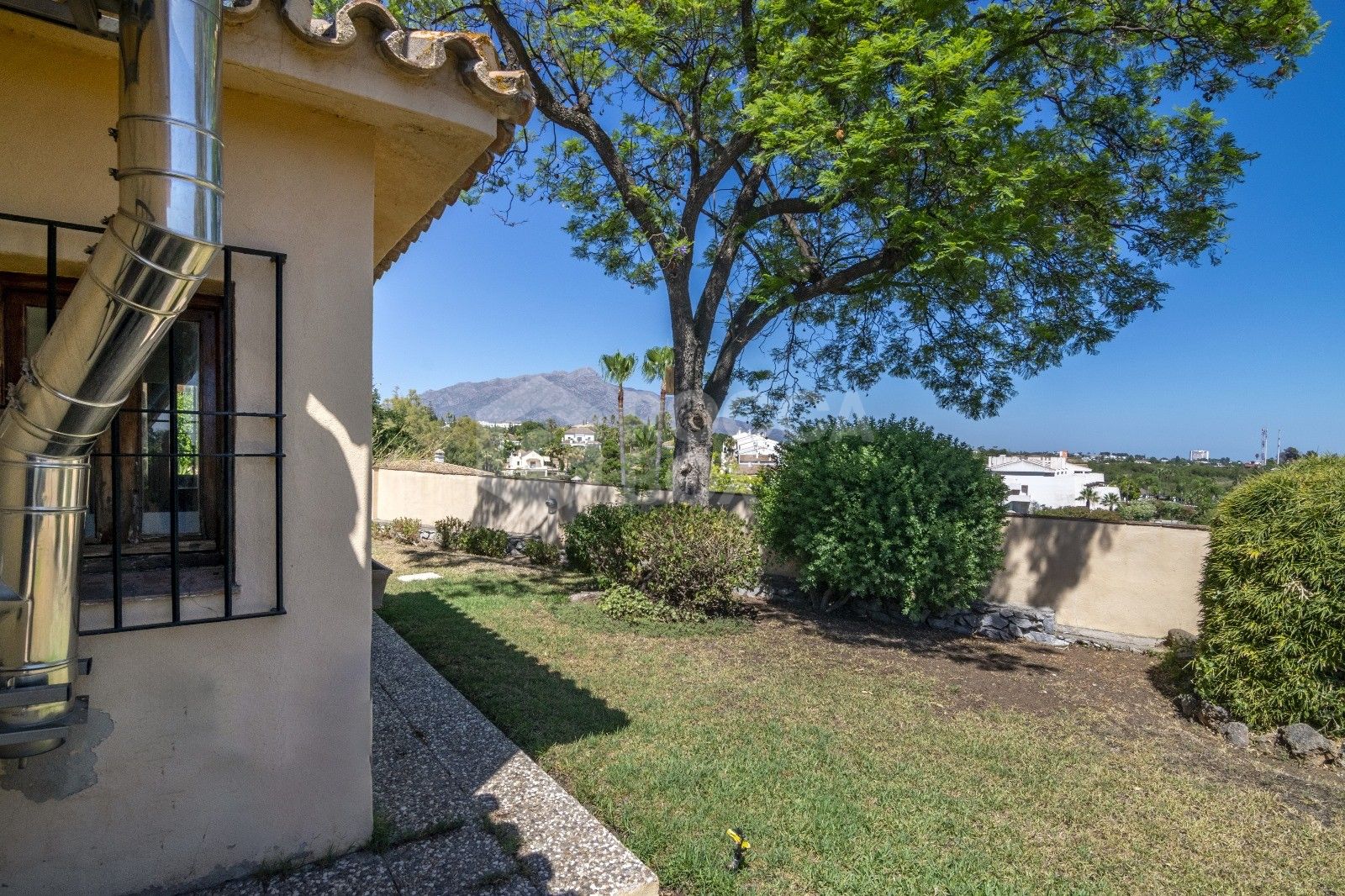 Charming Villa with Sea & Mountain Views Near La Zagaleta