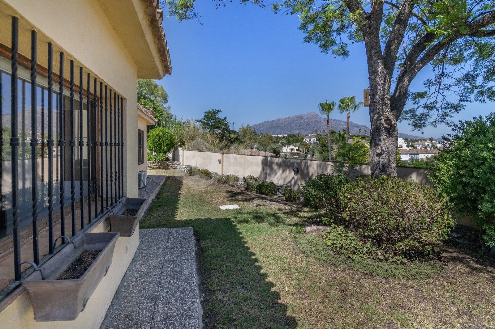 Charming Villa with Sea & Mountain Views Near La Zagaleta