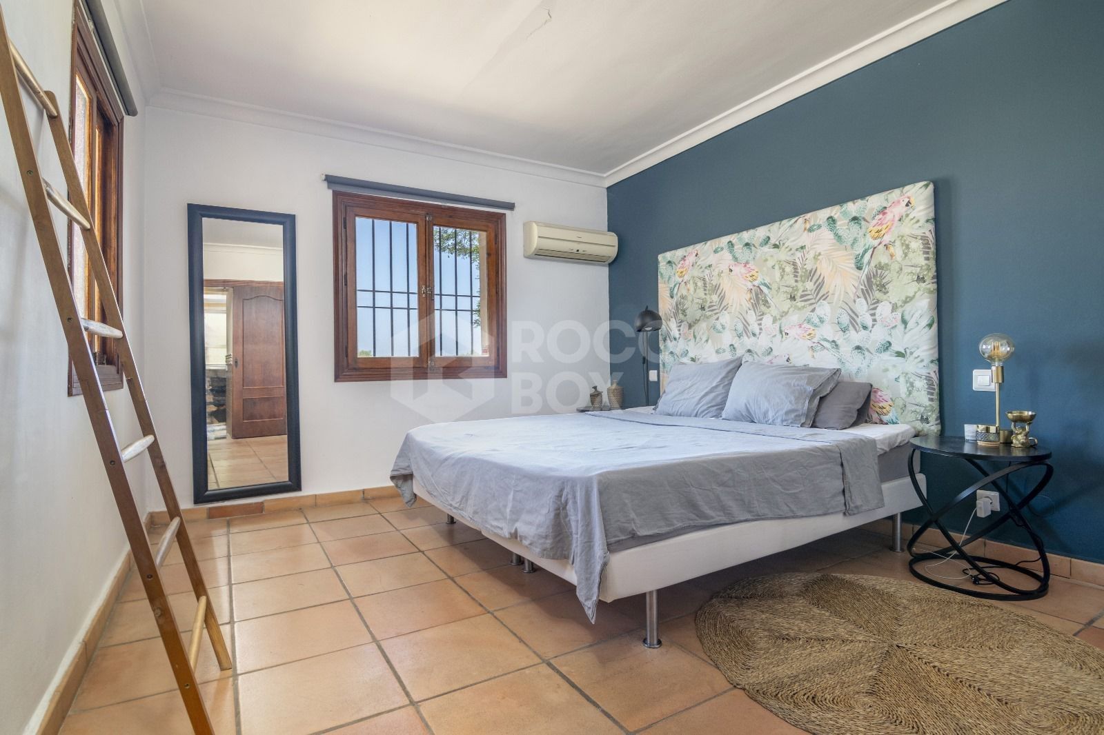 Charming Villa with Sea & Mountain Views Near La Zagaleta