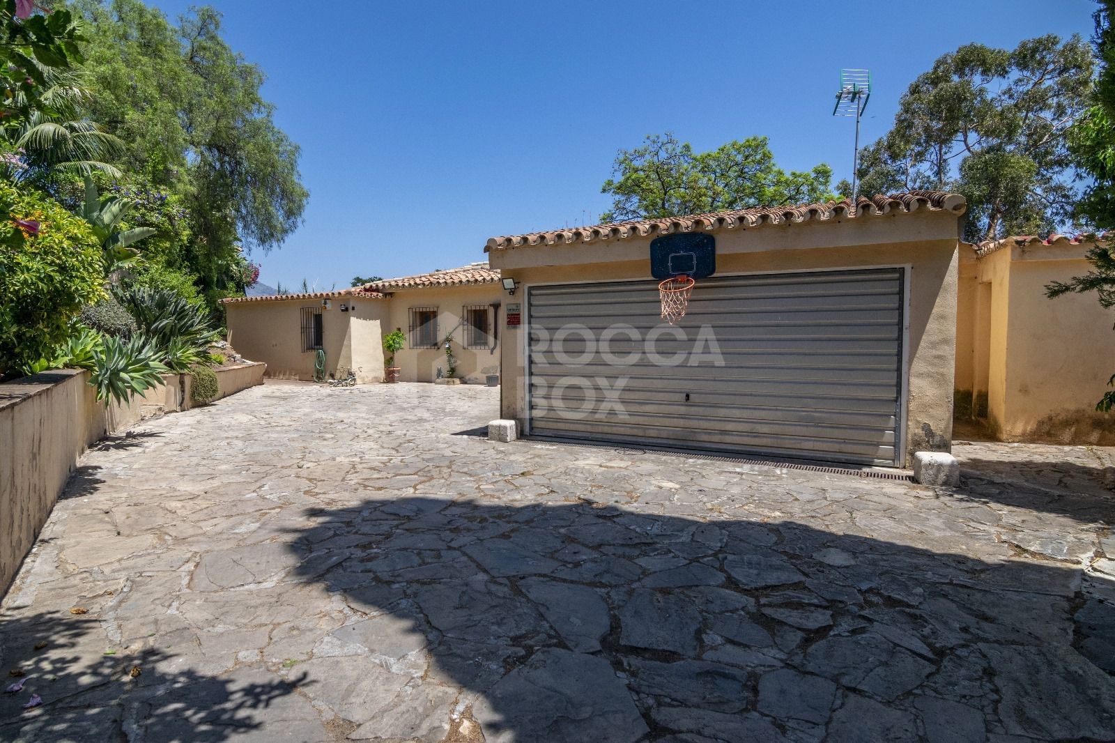 Charming Villa with Sea & Mountain Views Near La Zagaleta