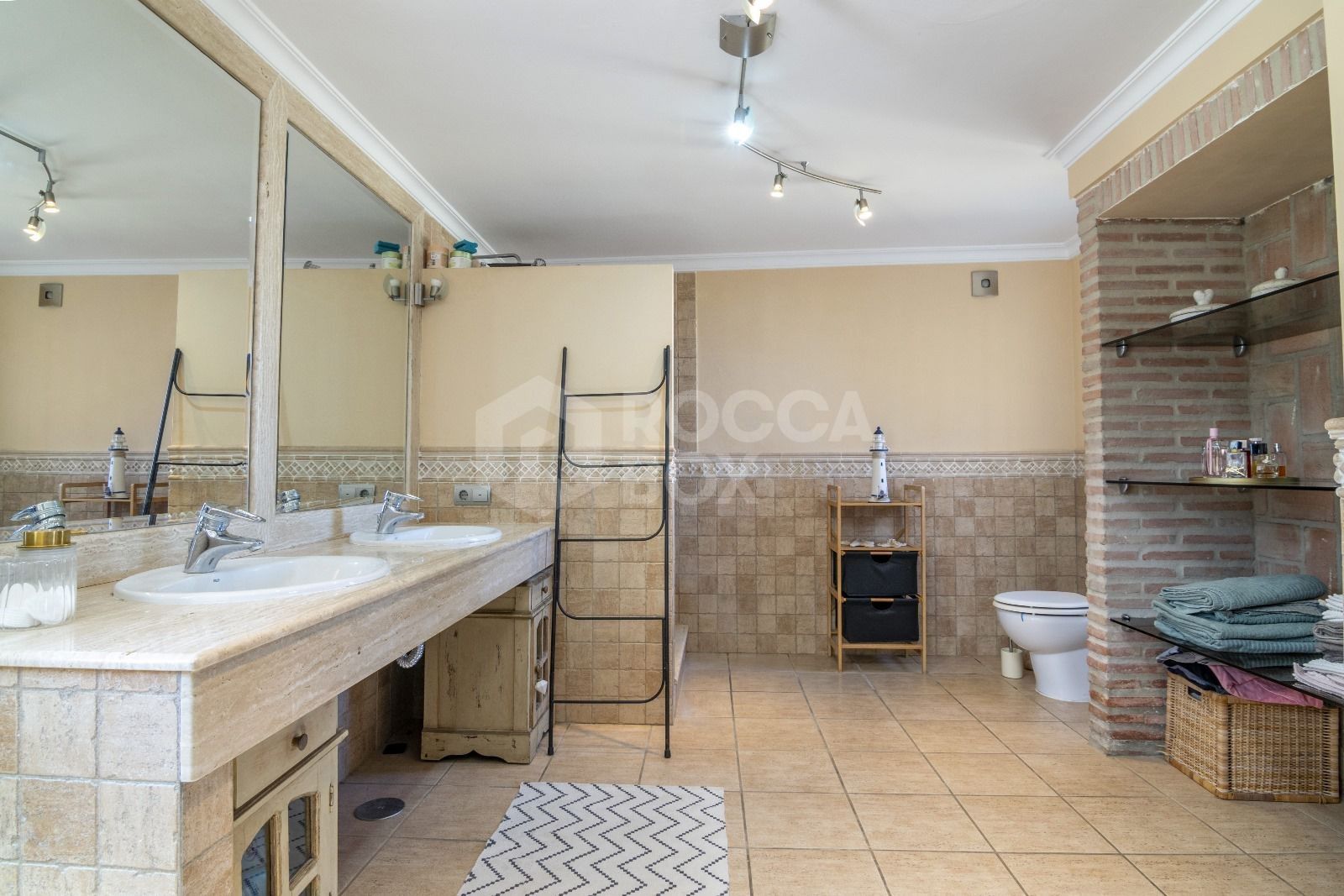 Charming Villa with Sea & Mountain Views Near La Zagaleta
