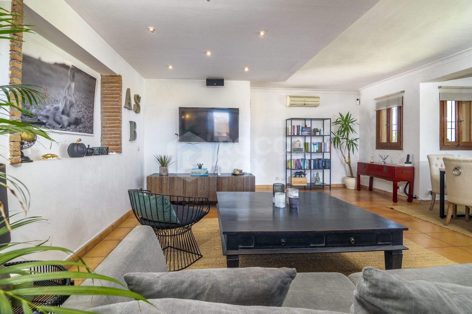 Charming Villa with Sea & Mountain Views Near La Zagaleta