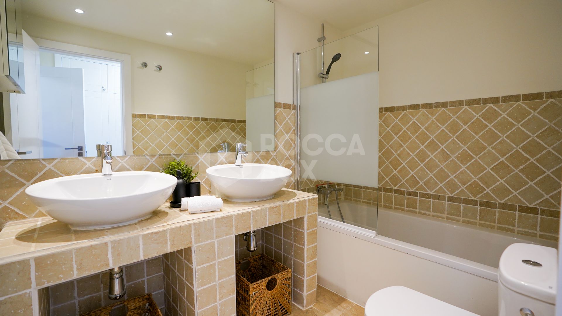 Elegant Ground Floor Apartment in Gated Community with Sea Views