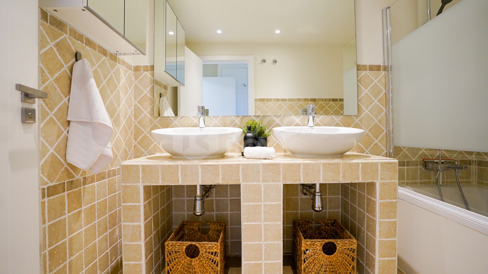 Elegant Ground Floor Apartment in Gated Community with Sea Views