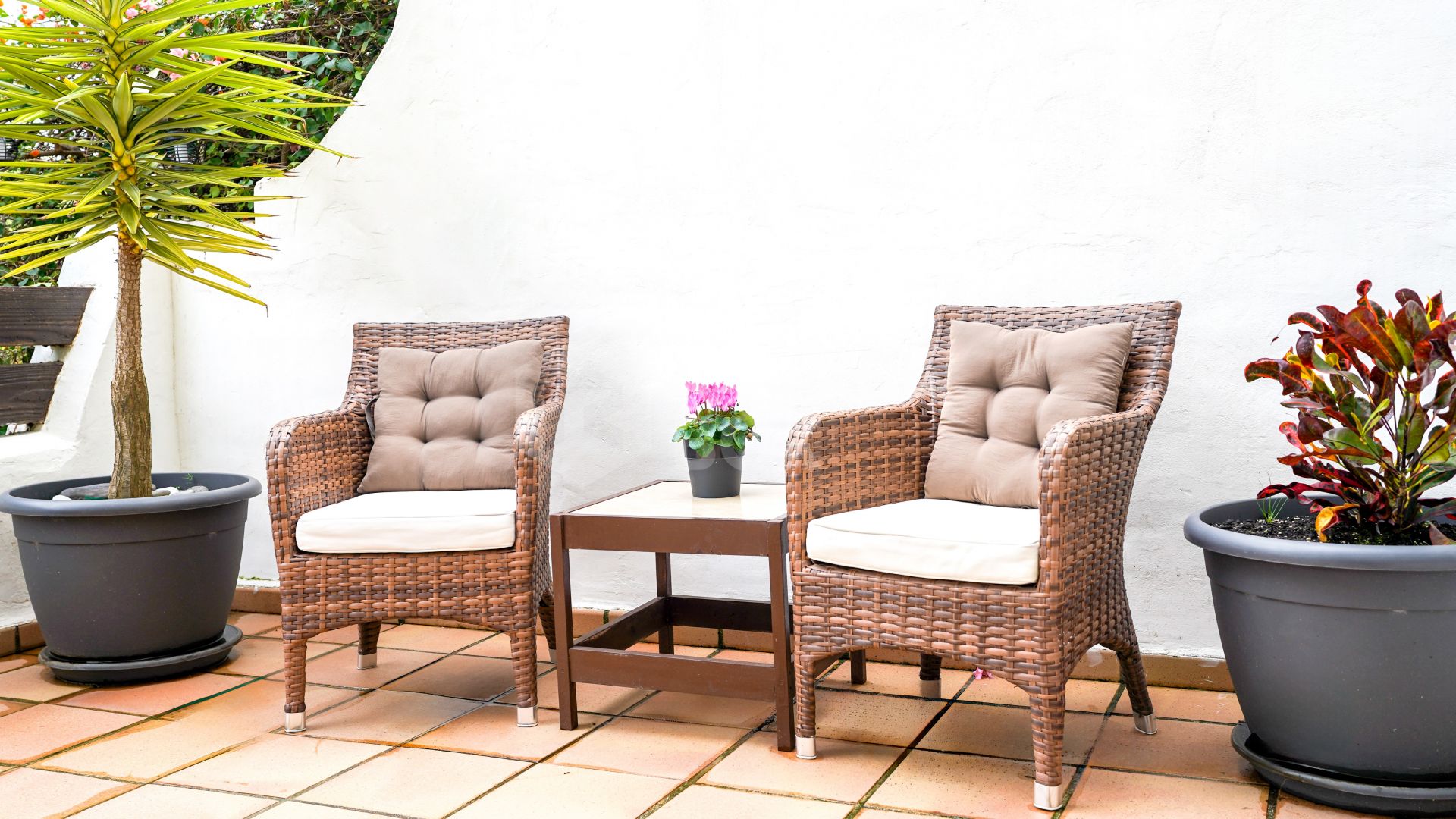 Elegant Apartment with Spacious Terraces and Premium Amenities