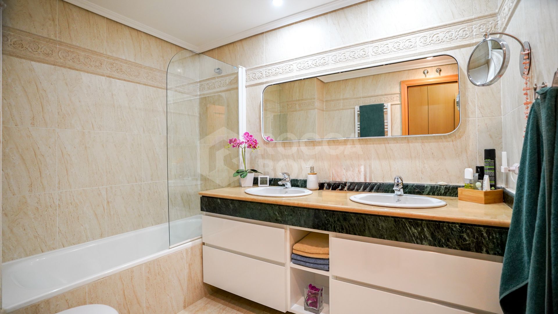 Elegant Apartment with Spacious Terraces and Premium Amenities
