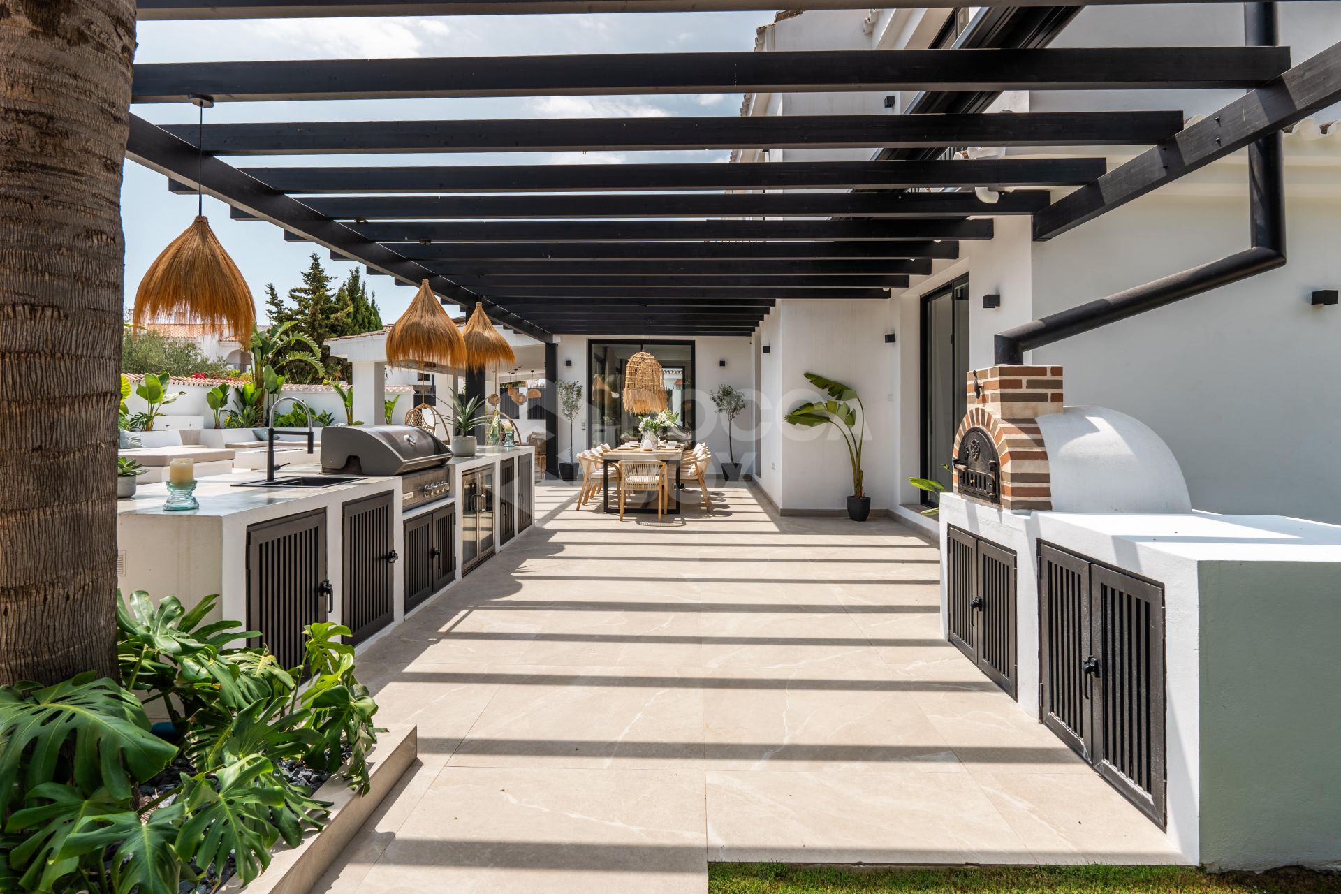 Coastal Luxury Retreat: A Beachside Oasis Awaits