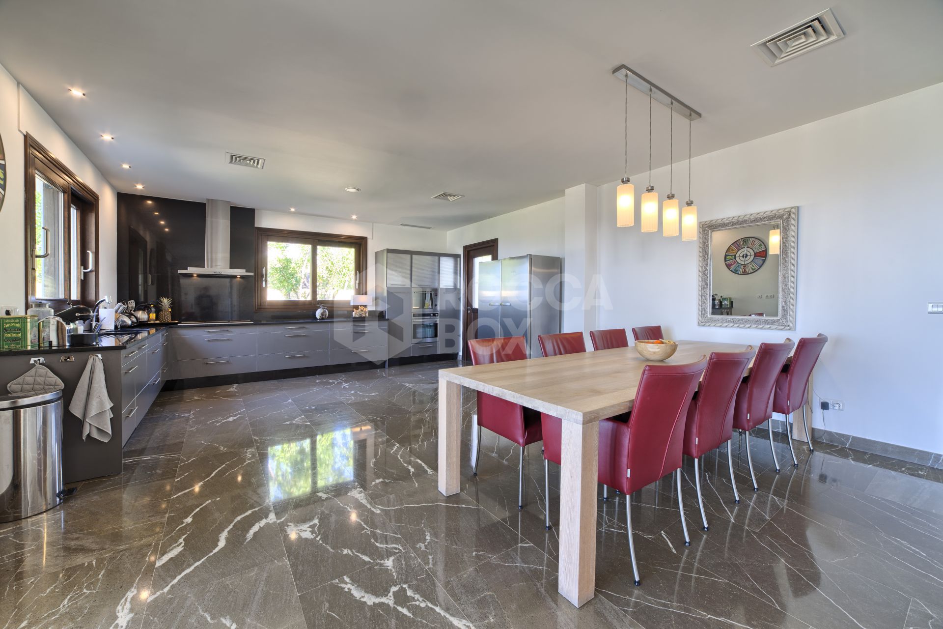 Exquisite South-Facing Villa with Panoramic Sea Views