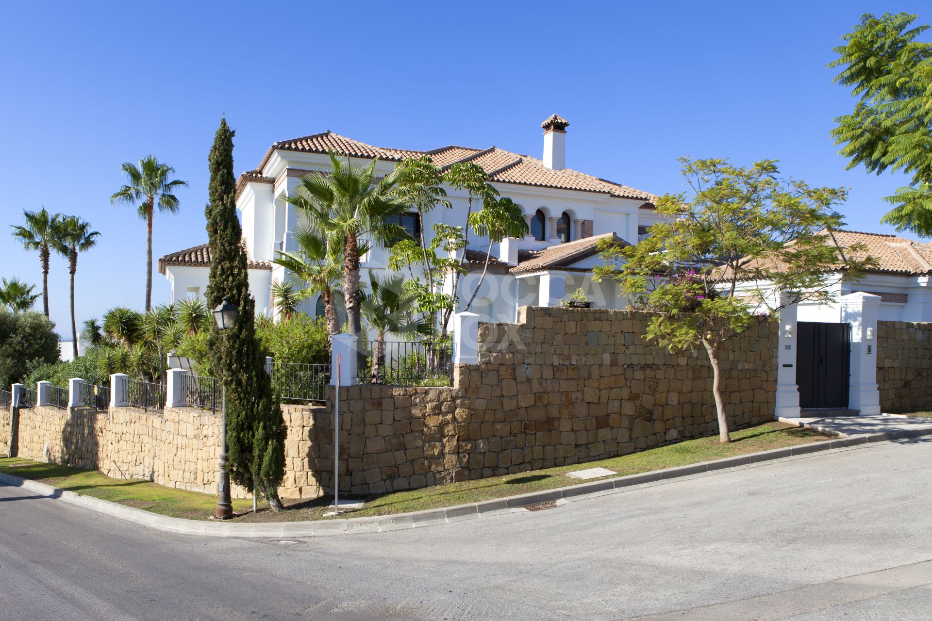 Exquisite South-Facing Villa with Panoramic Sea Views