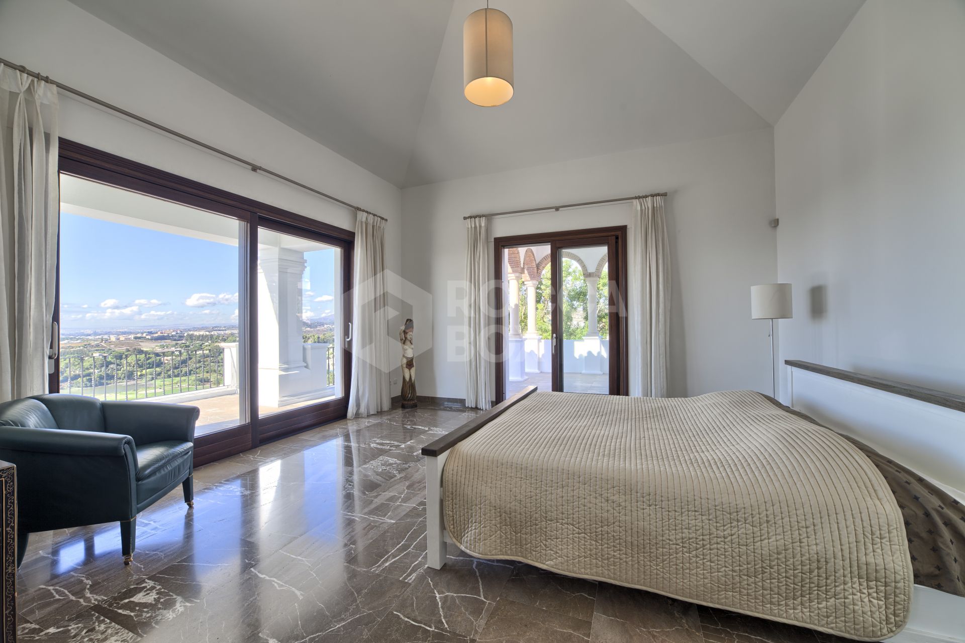 Exquisite South-Facing Villa with Panoramic Sea Views