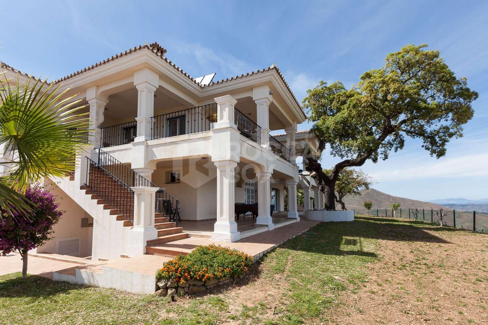 Majestic 5-Bedroom Villa with Panoramic Sea and Mountain Views in La Mairena