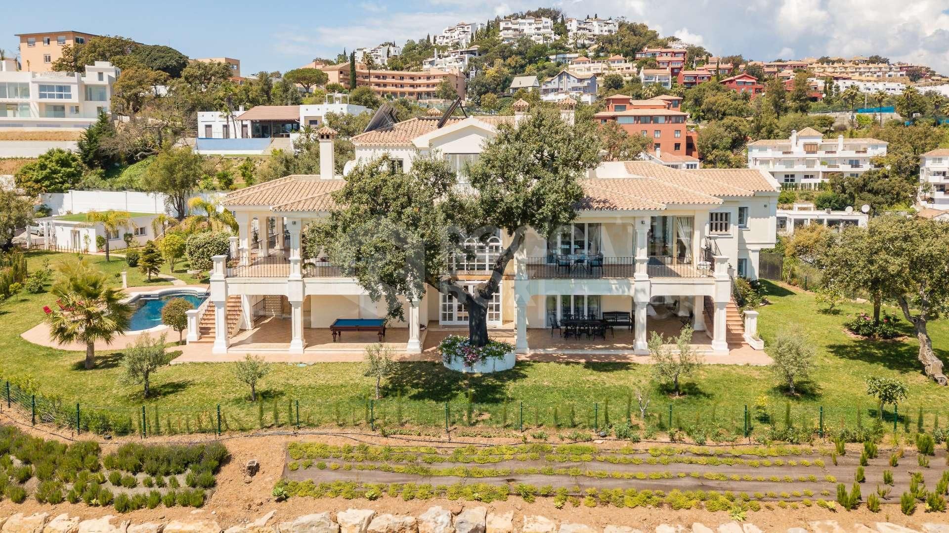 Majestic 5-Bedroom Villa with Panoramic Sea and Mountain Views in La Mairena