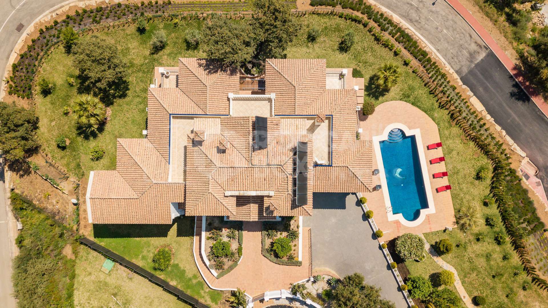 Majestic 5-Bedroom Villa with Panoramic Sea and Mountain Views in La Mairena