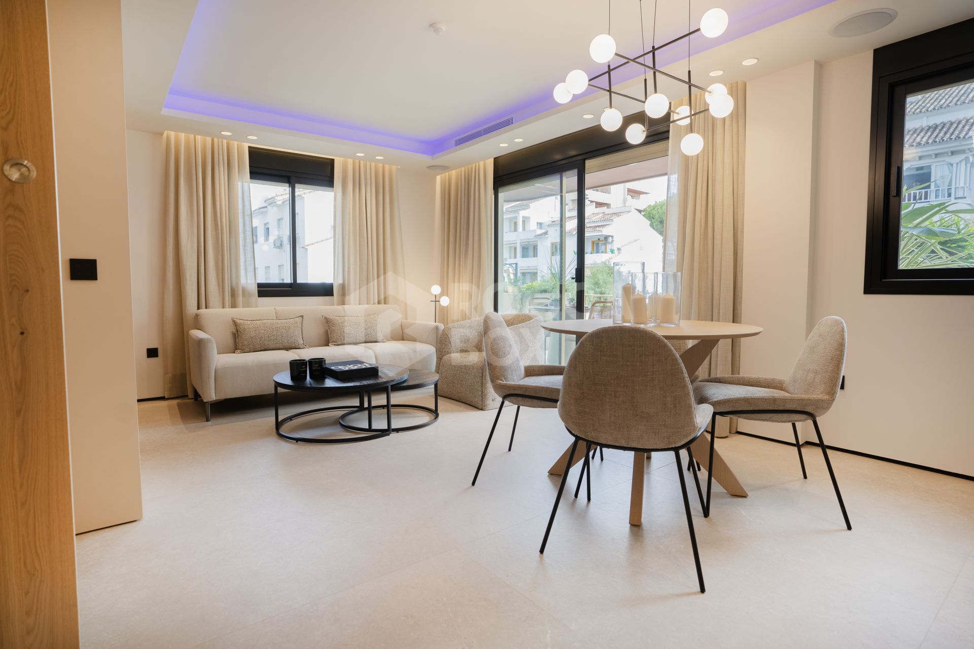 Smart Home Apartment with Cutting-Edge Technology and Luxurious Finishes