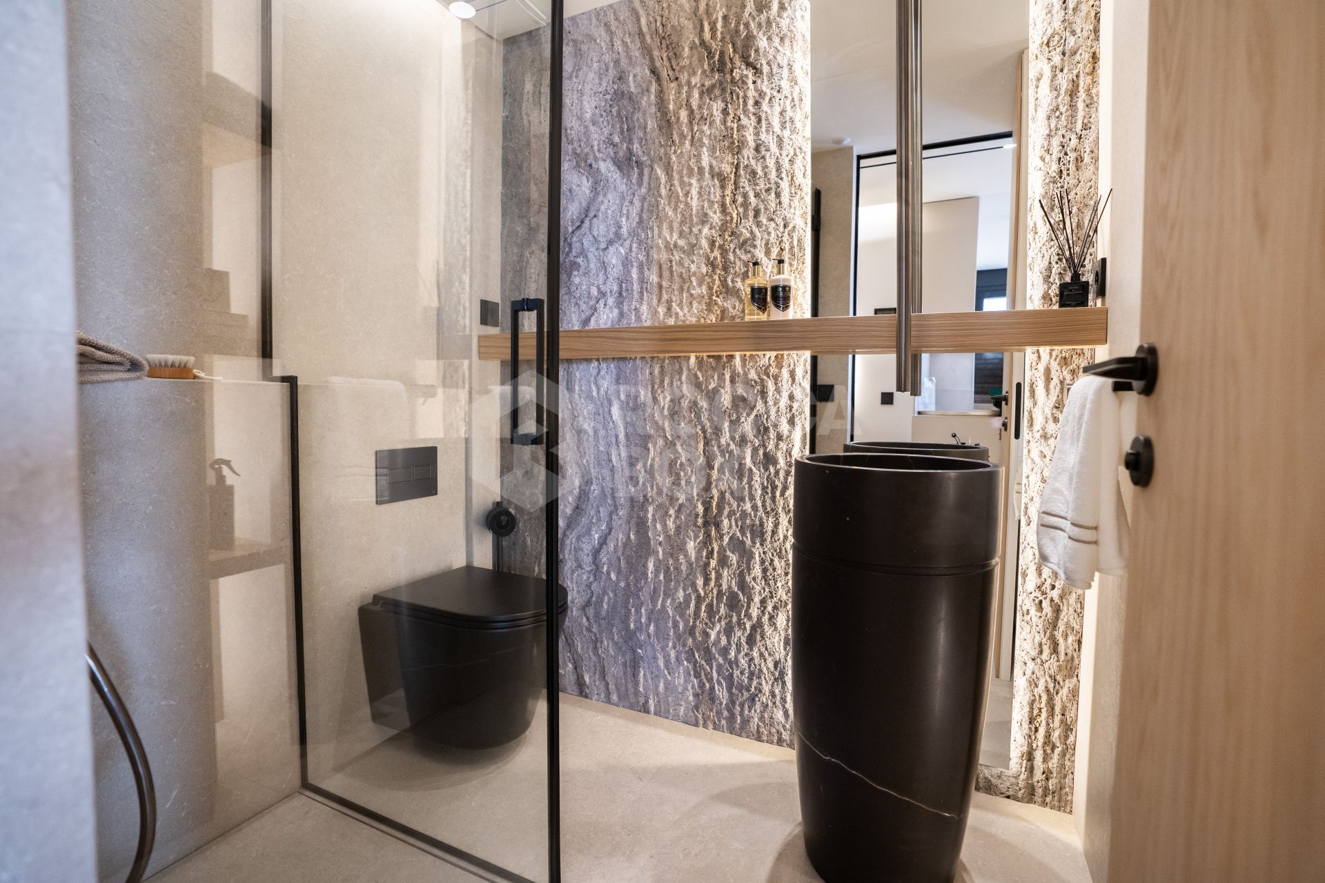 Smart Home Apartment with Cutting-Edge Technology and Luxurious Finishes