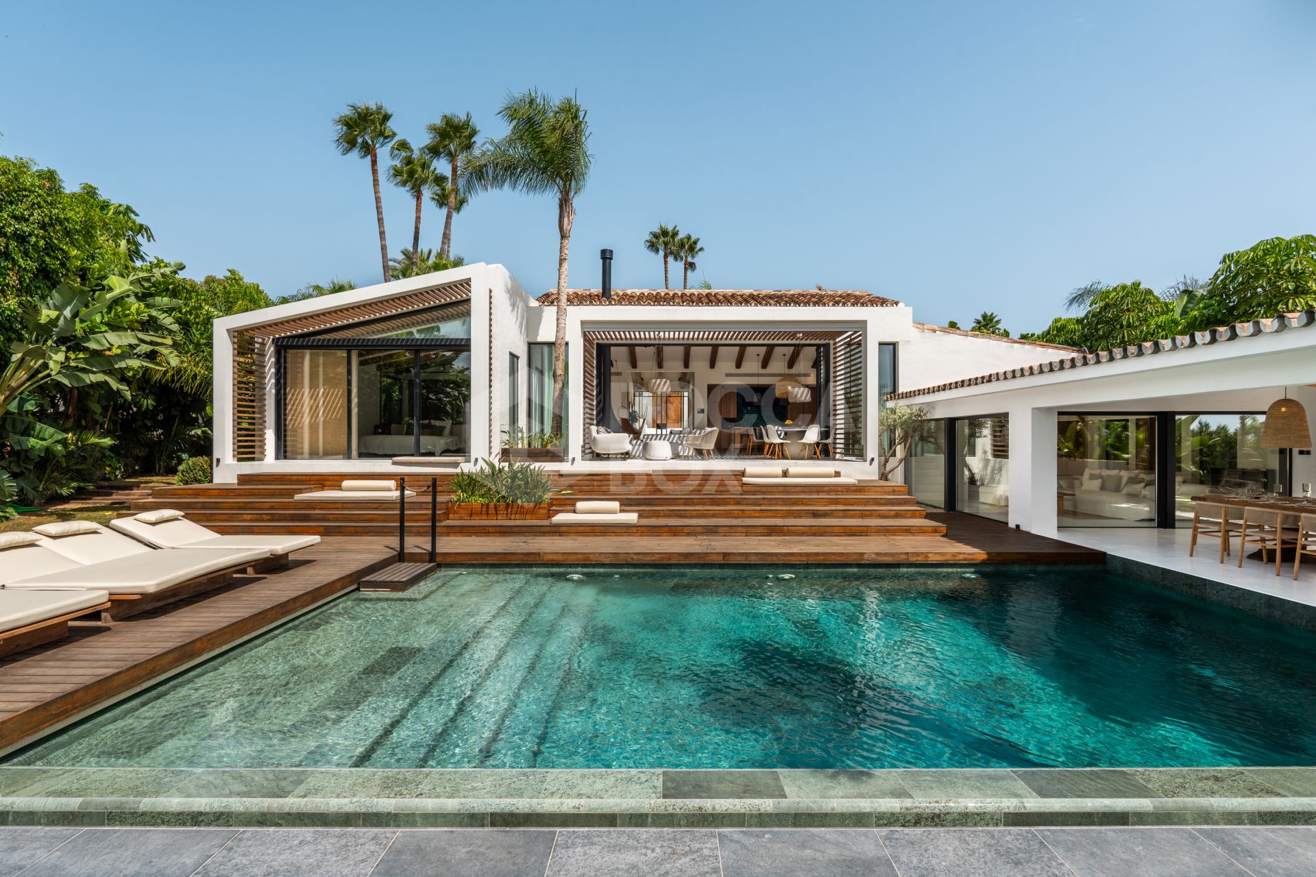 Exquisite Frontline Golf Villa with Heated Pool and Panoramic Views in Nueva Andalucía