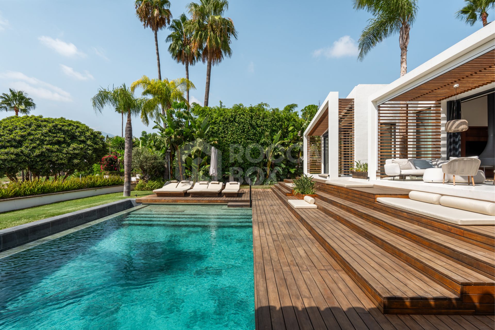 Exquisite Frontline Golf Villa with Heated Pool and Panoramic Views in Nueva Andalucía