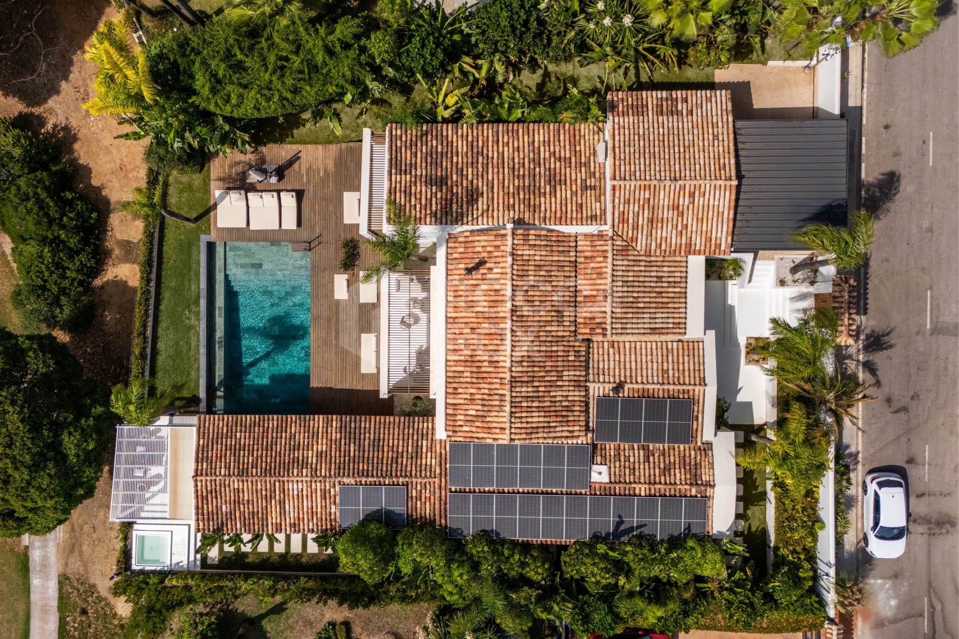 Exquisite Frontline Golf Villa with Heated Pool and Panoramic Views in Nueva Andalucía