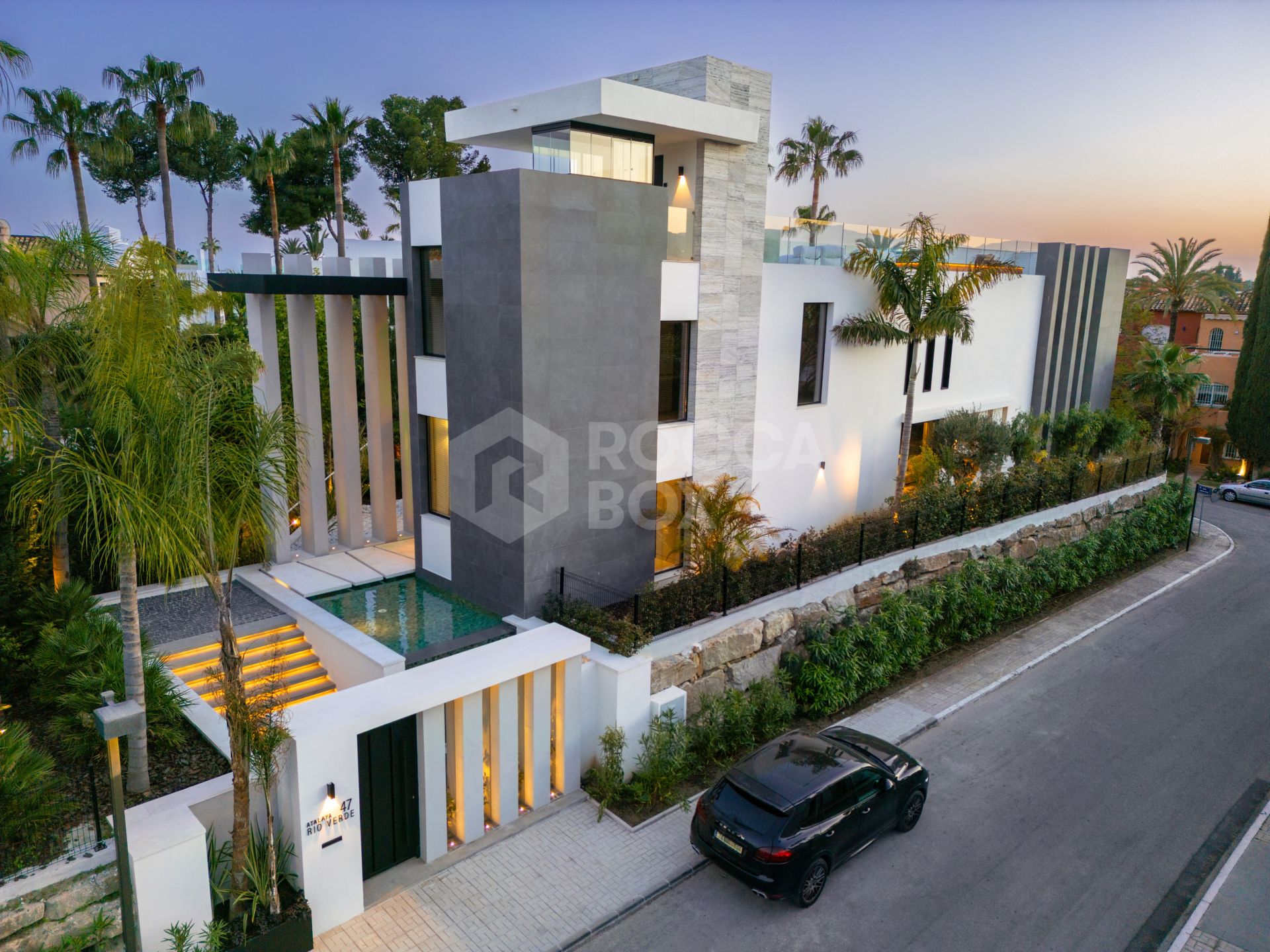 Exquisite Contemporary Villa with Exceptional Design and Prime Location
