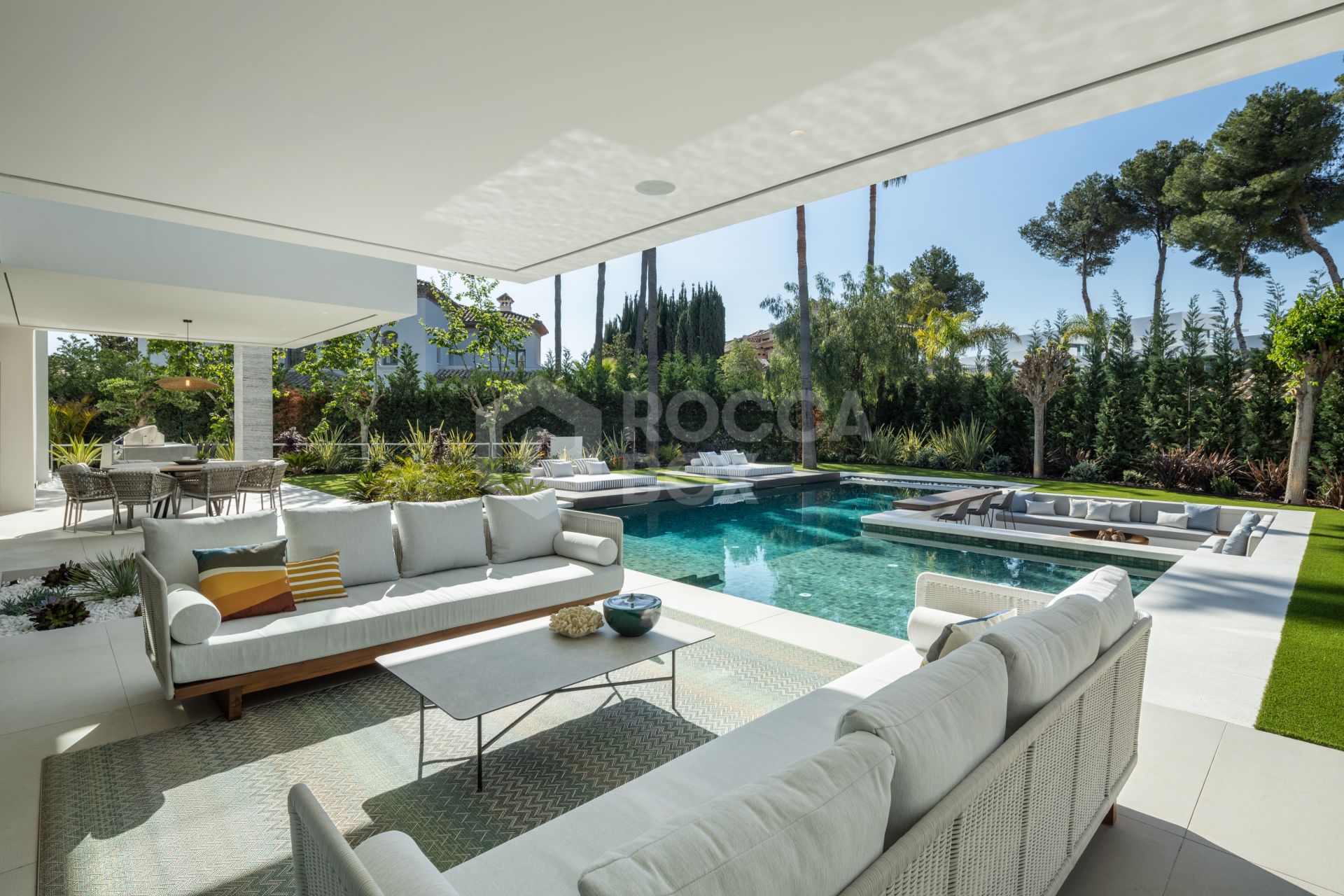 Exquisite Contemporary Villa with Exceptional Design and Prime Location