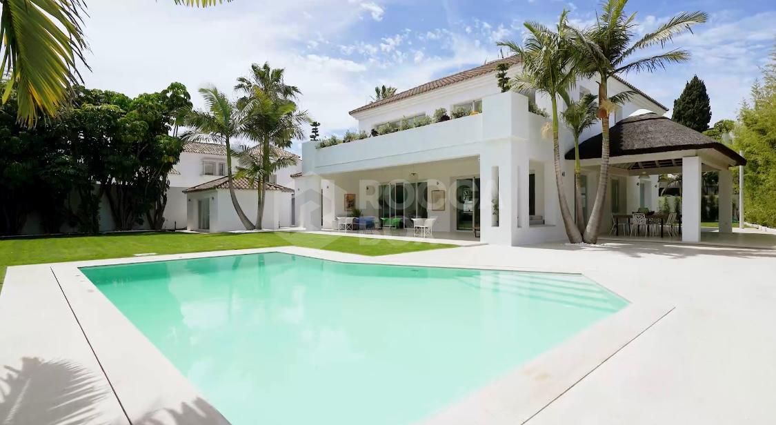 Luxury Villa in Guadalmina Baja: A Coastal Paradise