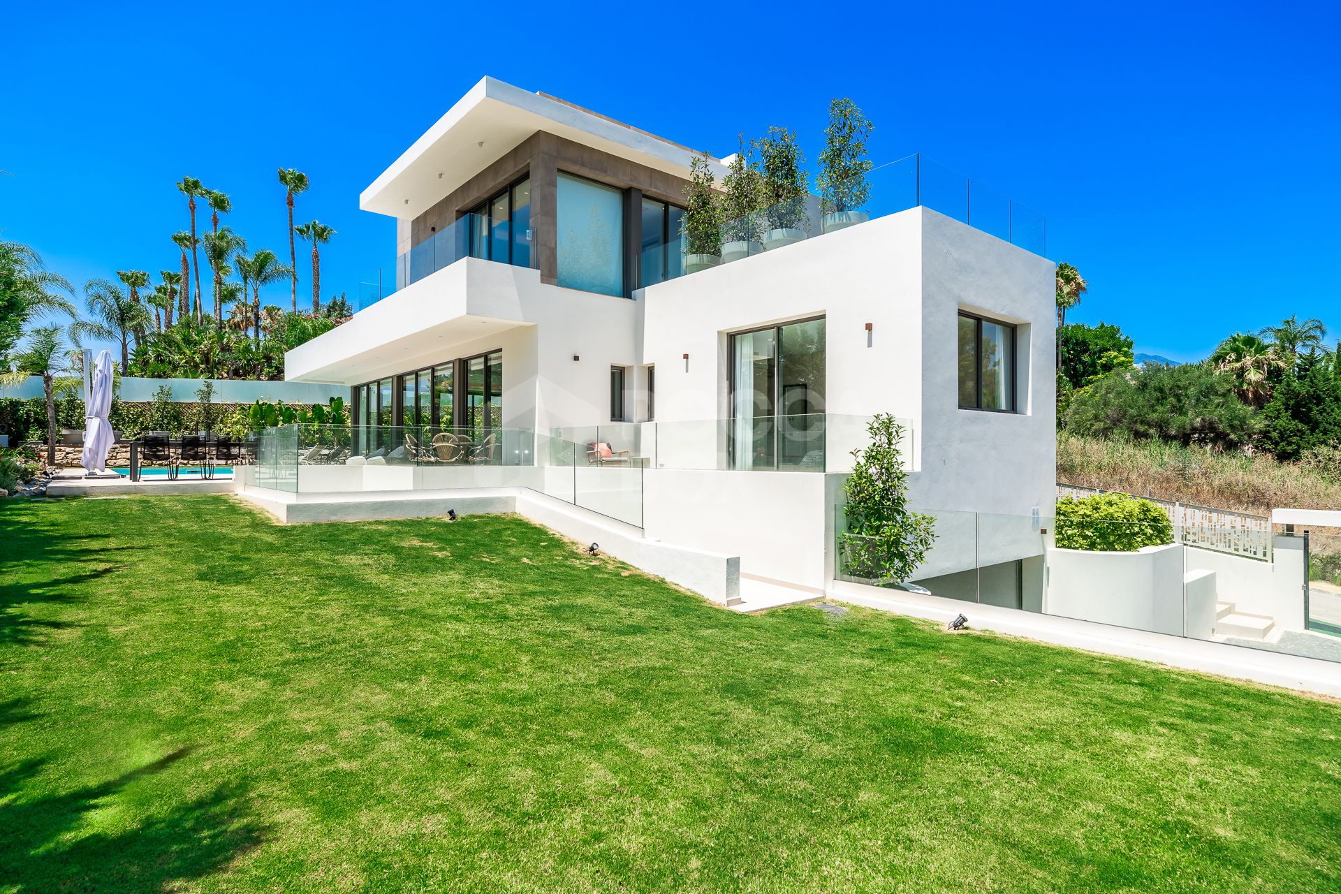 Exquisite Frontline Golf Villa in La Cerquilla with Panoramic Views and High-End Finishes