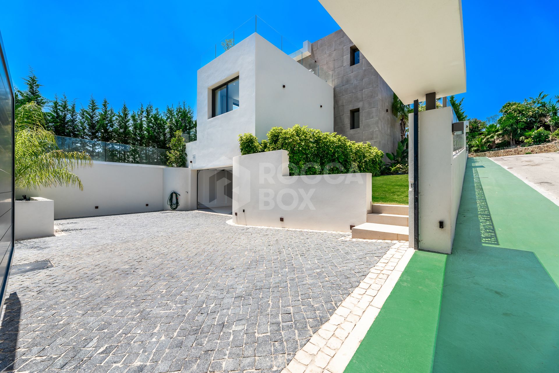 Exquisite Frontline Golf Villa in La Cerquilla with Panoramic Views and High-End Finishes