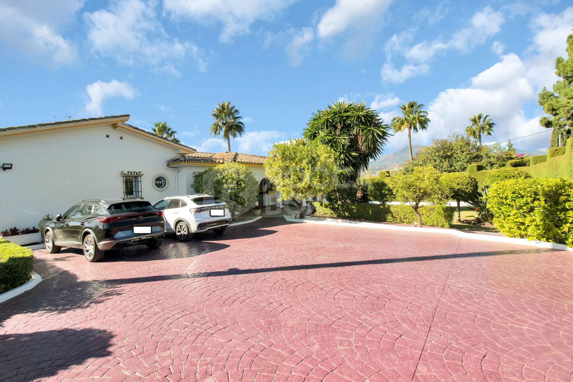 Andalucian Style Villa with Private Garden, Pool, and Jacuzzi