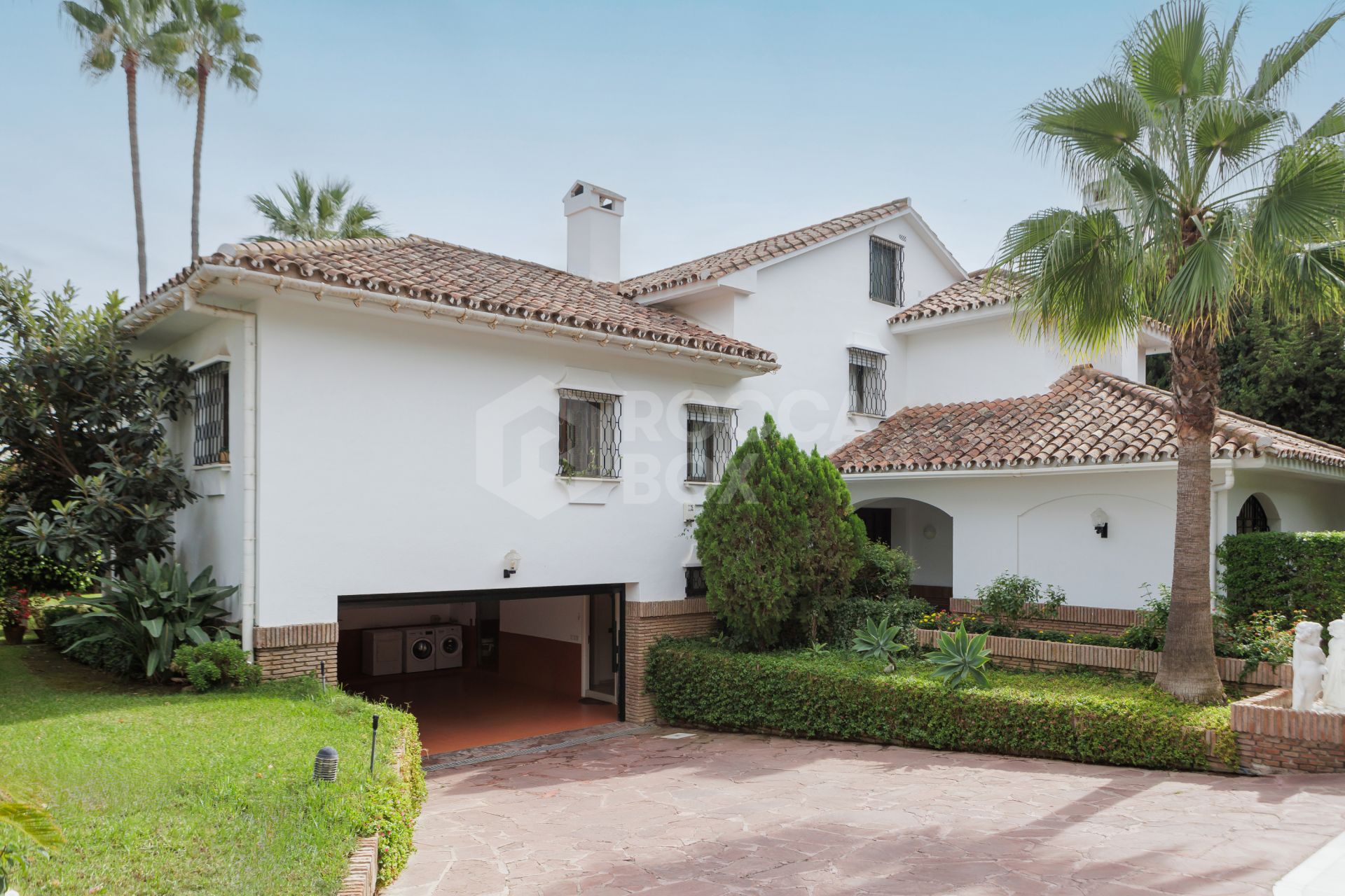 Stunning Beachside Villa in Exclusive Los Monteros, East Marbella