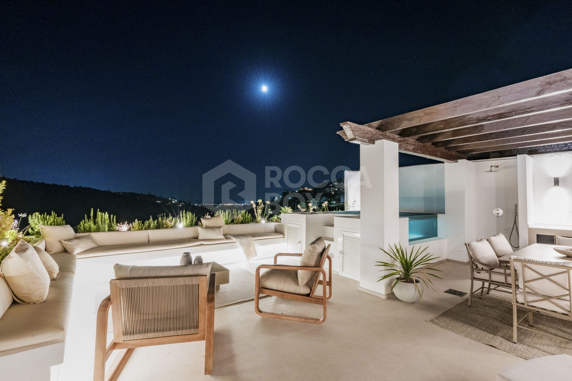 Elegant Penthouse with Panoramic Views and Private Pool
