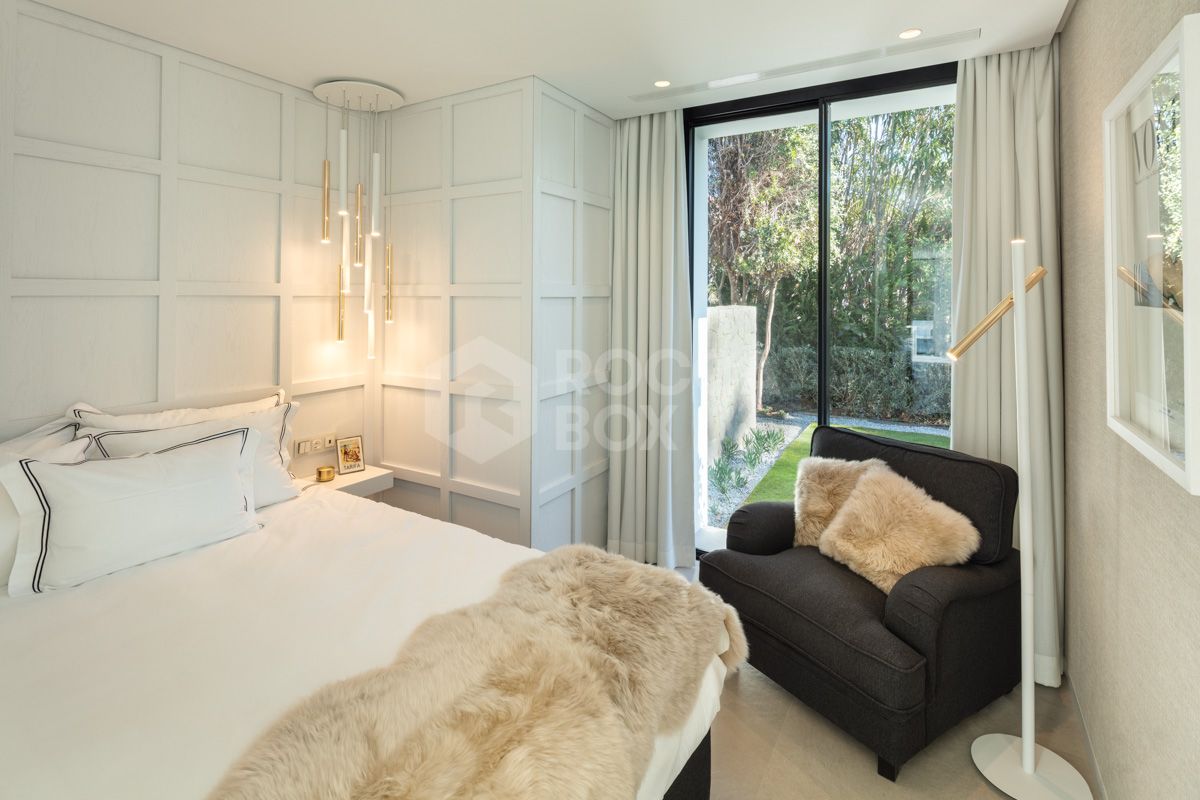 Contemporary Golfside Retreat in Nueva Andalucía