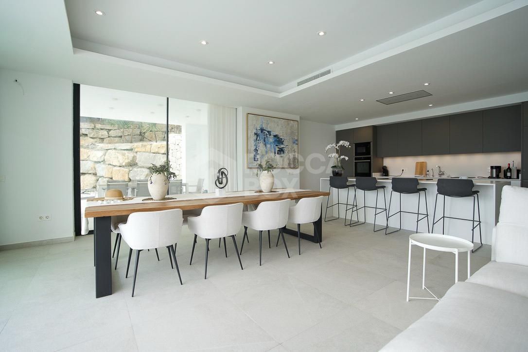 Luxury Villa with Panoramic Views in La Alqueria, Benahavis