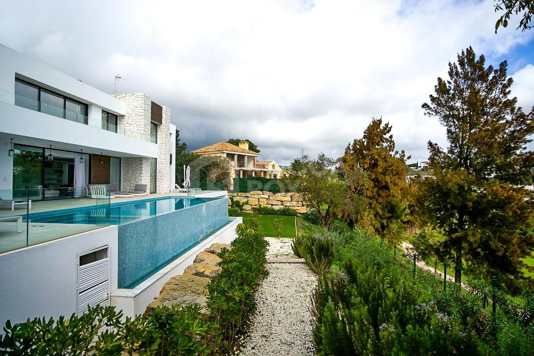 Luxury Villa with Panoramic Views in La Alqueria, Benahavis