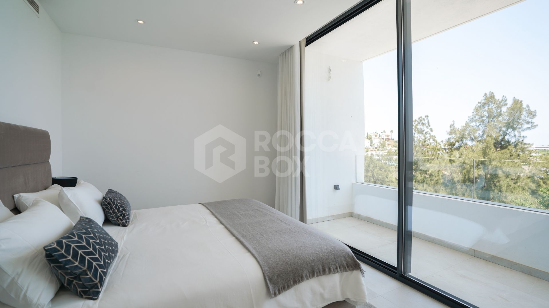 Luxury Villa with Panoramic Views in La Alqueria, Benahavis