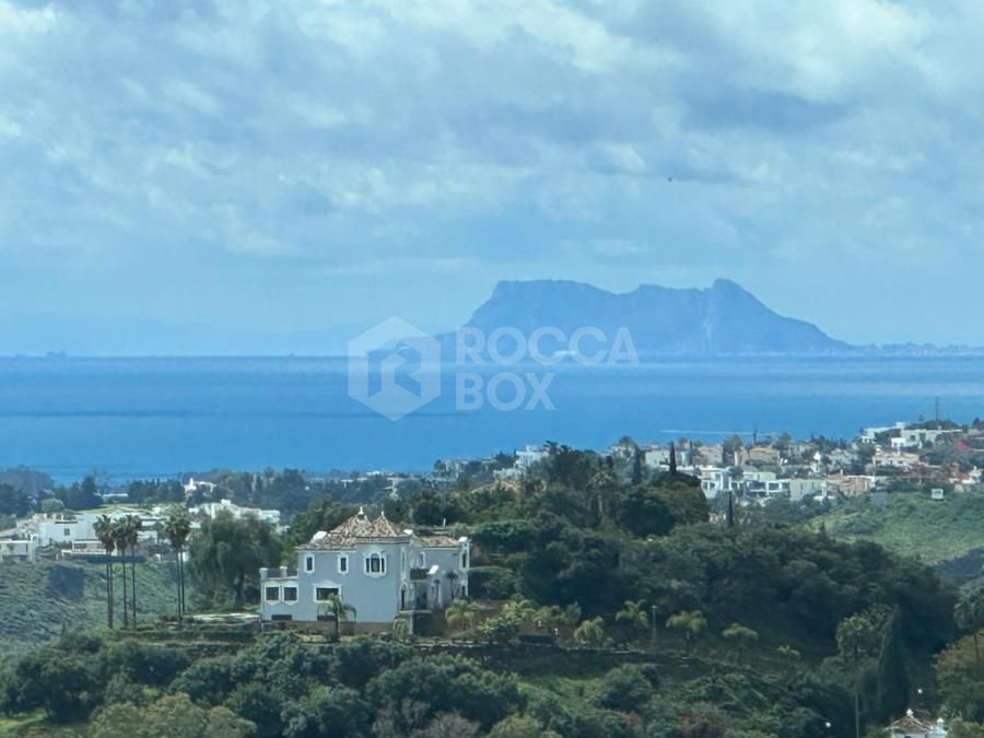 Apartment with sea views in La Heredia, Benahavis