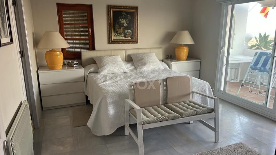 Apartment with sea views in La Heredia, Benahavis