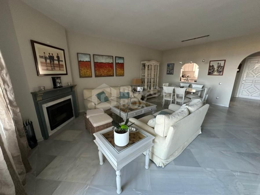 Apartment with sea views in La Heredia, Benahavis