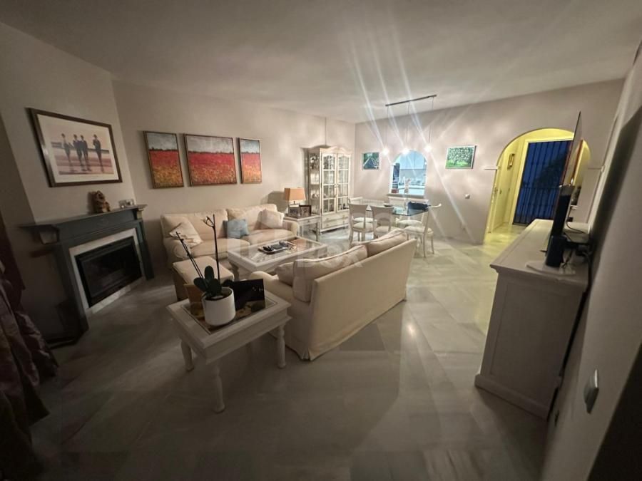 Apartment with sea views in La Heredia, Benahavis