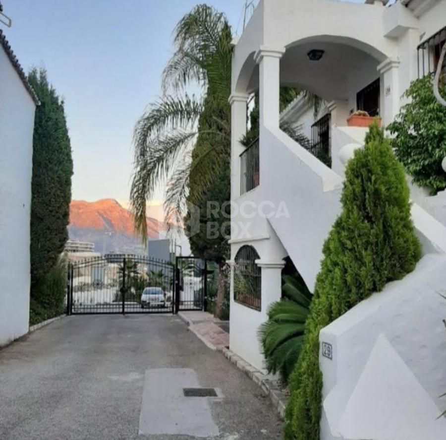 Apartment with sea views in La Heredia, Benahavis