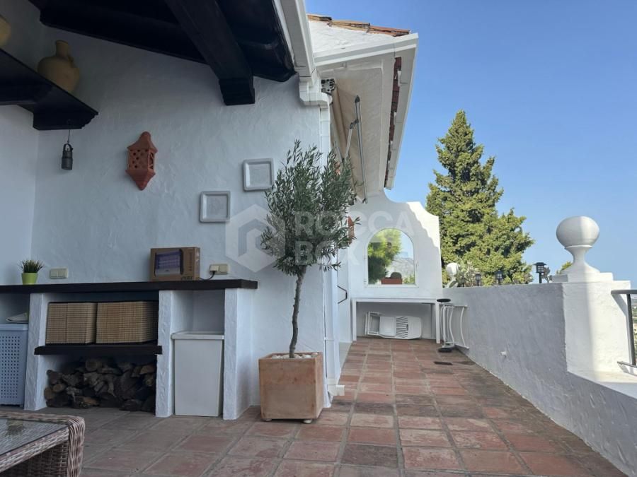 Apartment with sea views in La Heredia, Benahavis