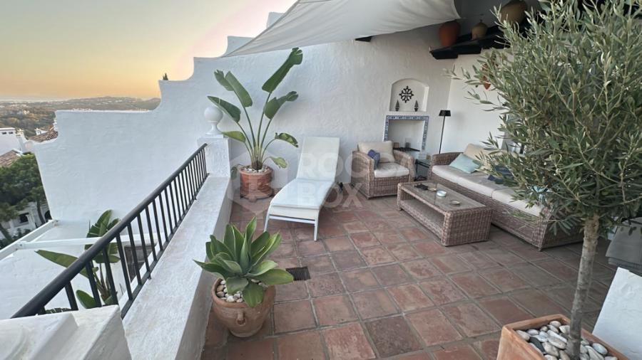 Apartment with sea views in La Heredia, Benahavis