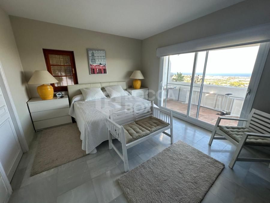 Apartment with sea views in La Heredia, Benahavis