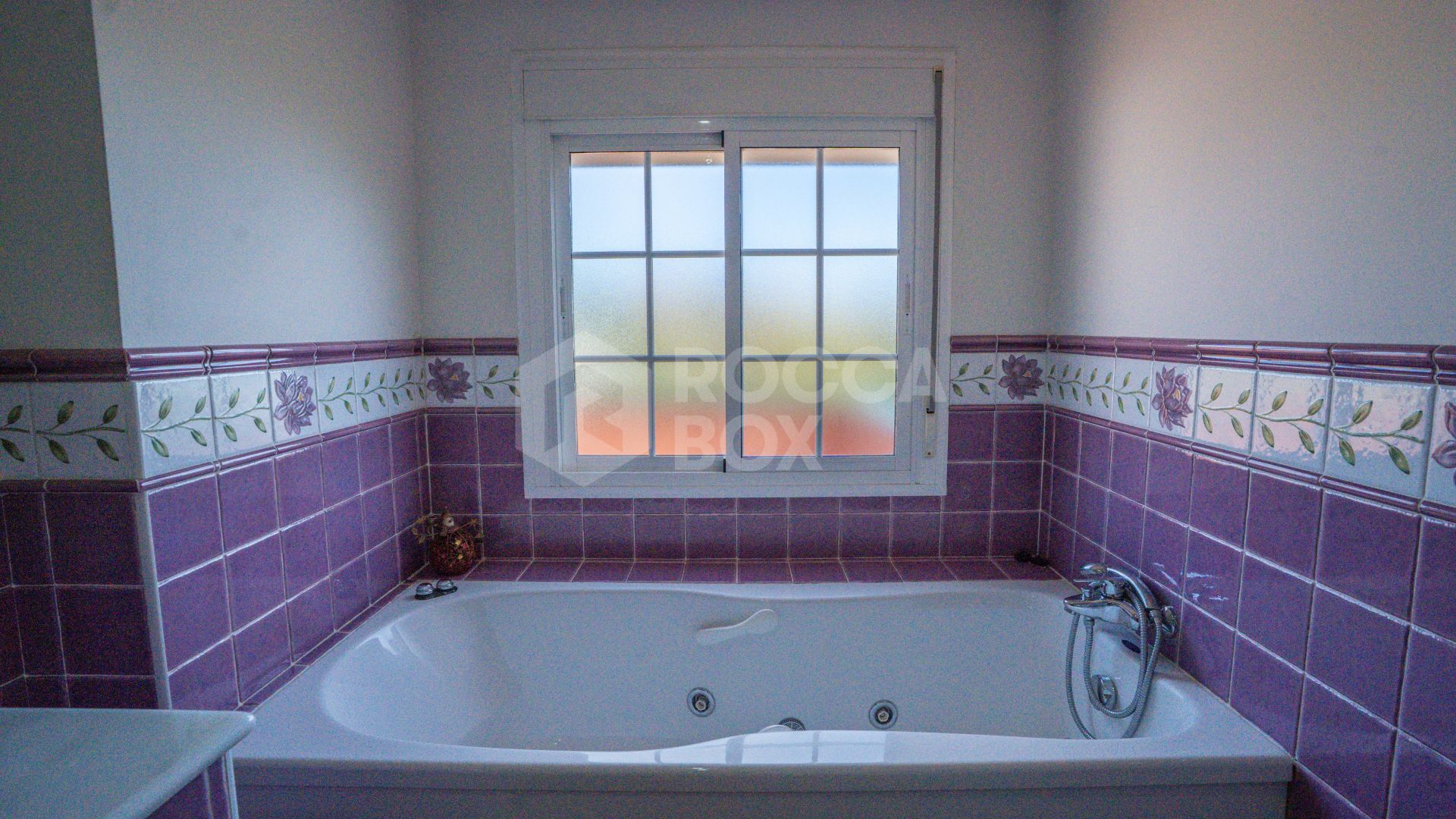 4-Bedroom Villa in Nueva Andalucía – Prime Location & Exceptional Value